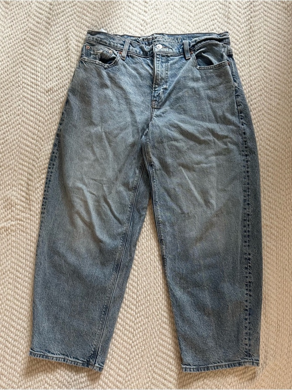 American Eagle Light Wash Barrel Jeans Size 10